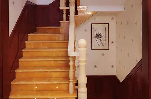 兴国中式别墅室内汉白玉石楼梯的定制安装装饰效果